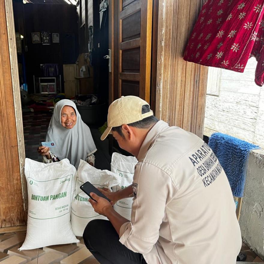 Pemerintah Desa Bawahan Seberang Salurkan Bantuan Beras 10 Kg Bagi Warga